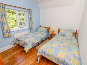 Un pat sau paturi într-o cameră la Ladylands Cottage