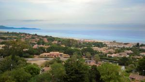 - une vue aérienne sur une petite ville avec l'océan dans l'établissement Welcomely - Villa Paola B, à Costa Rei