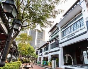 eine Straße in einer Stadt mit hohen Gebäuden in der Unterkunft Heritage Collection on Boat Quay - Quayside Wing - A Digital Hotel in Singapur