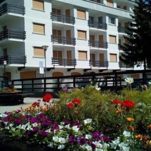 ogród kwiatowy przed budynkiem w obiekcie Hotel Hermitage w mieście Sestriere