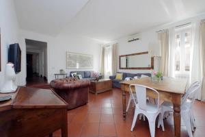 sala de estar con mesa y sofá en Pantheon 2 Bedrooms, en Roma