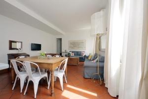 ローマにあるPantheon 2 Bedroomsのリビングルーム(木製テーブル、白い椅子付)