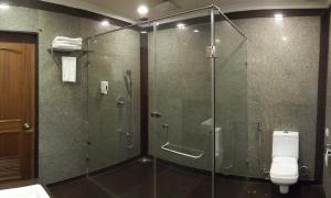 Ett badrum på Hotel Aram