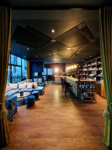 um quarto com sofás e um bar num edifício em Argenta Living 16 em Künzell