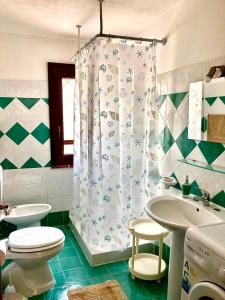 een badkamer met een douche, een toilet en een wastafel bij Lovely Cottage in Castellammare del Golfo