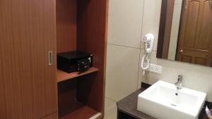 A bathroom at Hotel Aram