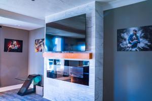 ein Wohnzimmer mit einem Kamin in einer Wand in der Unterkunft Big Home/Pet/Free Parking/EV/6 Br Sleeps 25/dwntwn in Houston