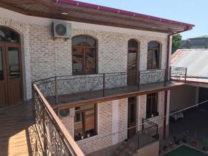una vista esterna di una casa con balcone di Sitora Star guest house a Samarkand