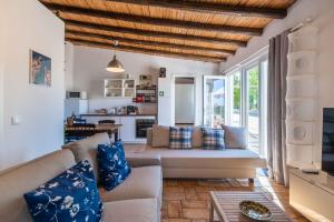 uma sala de estar com um sofá e uma mesa em Quinta das Castelhanas, Jardim Relvado, Piscina, Padel e Golf privados! em Portimão