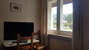 un soggiorno con TV e finestra di Hotel Hermitage a Sestriere