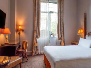 Postel nebo postele na pokoji v ubytování Royal Emeraude Hotel Dinard - MGallery Collection