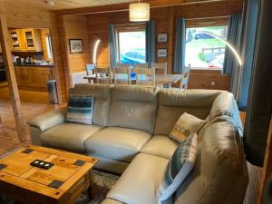 Istumisnurk majutusasutuses Luxury 3 bedroom, 3 bathroom lodge with hot tub