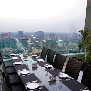 ラホールにあるIndigo Heights Hotel & Suitesの長テーブル(椅子付)が備わります。