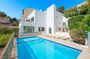 uma piscina em frente a uma casa branca em YourHouse Ca Na Salera, villa near Palma with private pool in a quiet neighbourhood em Palma de Maiorca