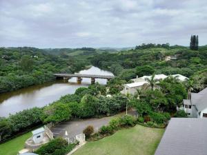 eine Luftaufnahme eines Flusses mit einer Brücke in der Unterkunft South Coast Riviera - 805 in Port Shepstone