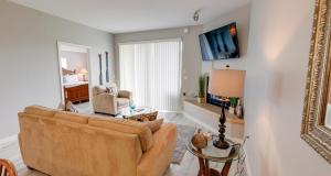 TV a/nebo společenská místnost v ubytování Riptide Escape Vacation Beach Condo