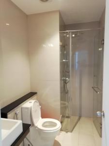 La salle de bains est pourvue de toilettes et d'une douche en verre. dans l'établissement Apartment Universal, à Galle