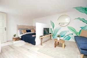 Posteľ alebo postele v izbe v ubytovaní COSY COTTAGE - Cheerful Apartment in the Center