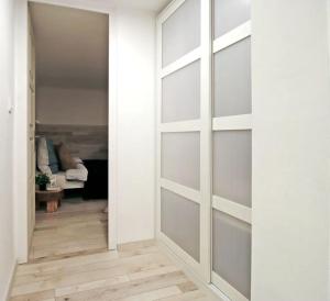 Posteľ alebo postele v izbe v ubytovaní COSY COTTAGE - Cheerful Apartment in the Center