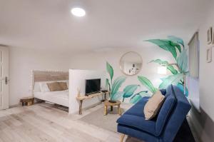 sala de estar con silla azul y sofá en COSY COTTAGE - Cheerful Apartment in the Center en Budapest