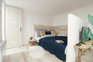 Posteľ alebo postele v izbe v ubytovaní COSY COTTAGE - Cheerful Apartment in the Center