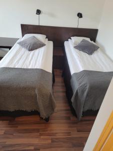Säng eller sängar i ett rum på Highway Hotel