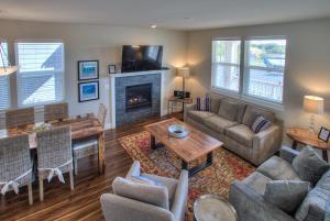 un soggiorno con divano e camino di Sea Turtle Cottage a Ocean Shores