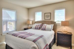 una camera con un letto con due lampade e due finestre di Sea Turtle Cottage a Ocean Shores