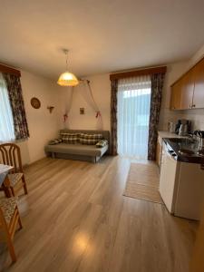 a living room with a couch and a kitchen at Appartementhaus Sonne in Millstatt