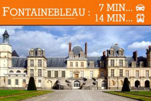 una imagen de una gran mansión con una pancarta naranja en Duplex standing 7min➤Fontainebleau-INSEAD⎮45min➤Paris en Veneux-les-Sablons