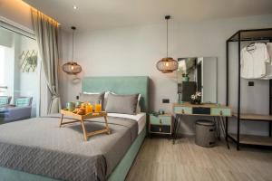 Un dormitorio con una cama con una bandeja de fruta. en Haraki Blue Dream Luxury Apartments en Haraki