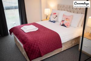 เตียงในห้องที่ Cocooonstays Short Lets & Accommodation Slough