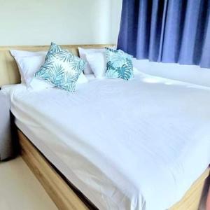 Postel nebo postele na pokoji v ubytování ทีพักติดหาดแหลม​แม่พิมพ์​Mantra Condo​ Rayong​