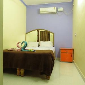A bed or beds in a room at Thilak Home Stay