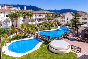 Vue sur la piscine de l'établissement Aparthotel Cordial Mijas Golf ou sur une piscine à proximité