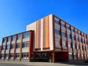 un edificio de color rojo blanco y naranja en home Hotel, en Wilhelmshaven