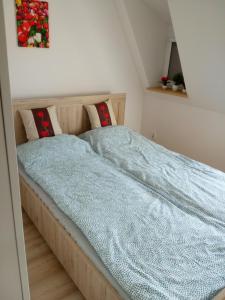 Postel nebo postele na pokoji v ubytování Tulip Jagiellonska - poddasze bez windy