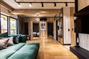 salon z zieloną kanapą w obiekcie Modrzejewska Residence Zakopane w Zakopanem