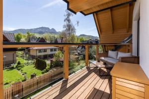balkon z kanapą i widokiem na dziedziniec w obiekcie Modrzejewska Residence Zakopane w Zakopanem