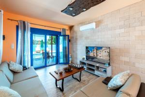 TV a/nebo společenská místnost v ubytování Olympia Villa + 28 fotografií