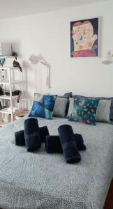 - un lit avec des oreillers noirs dans l'établissement Casa Pescado y mariposas, à Arrecife