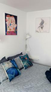 een slaapkamer met een bed met 2 kussens erop bij Casa Pescado y mariposas in Arrecife