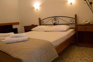 Łóżko lub łóżka w pokoju w obiekcie Anixis Hotel