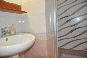 A bathroom at Yades elegant villa 2 minutes away from the beach