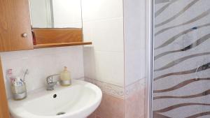 A bathroom at Yades elegant villa 2 minutes away from the beach