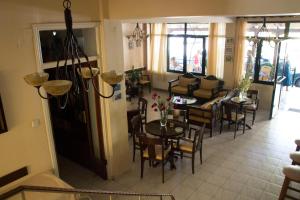 Posezení v ubytování Anixis Hotel + 23 fotografií