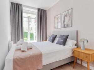 Łóżko lub łóżka w pokoju w obiekcie limehome Madrid Calle Ave María - estancia temporal