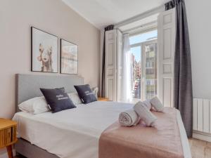 Łóżko lub łóżka w pokoju w obiekcie limehome Madrid Calle Ave María - estancia temporal
