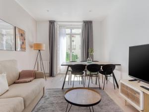 salon z kanapą i stołem w obiekcie limehome Madrid Calle Ave María - estancia temporal w Madrycie +37 zdjęć