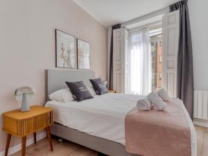 Łóżko lub łóżka w pokoju w obiekcie limehome Madrid Calle Ave María - estancia temporal